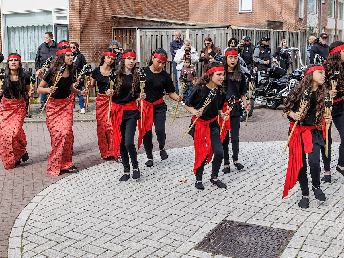 Indrukwekkende rit voor gevangenen op de Molukken: 5 kilometer motoren ...