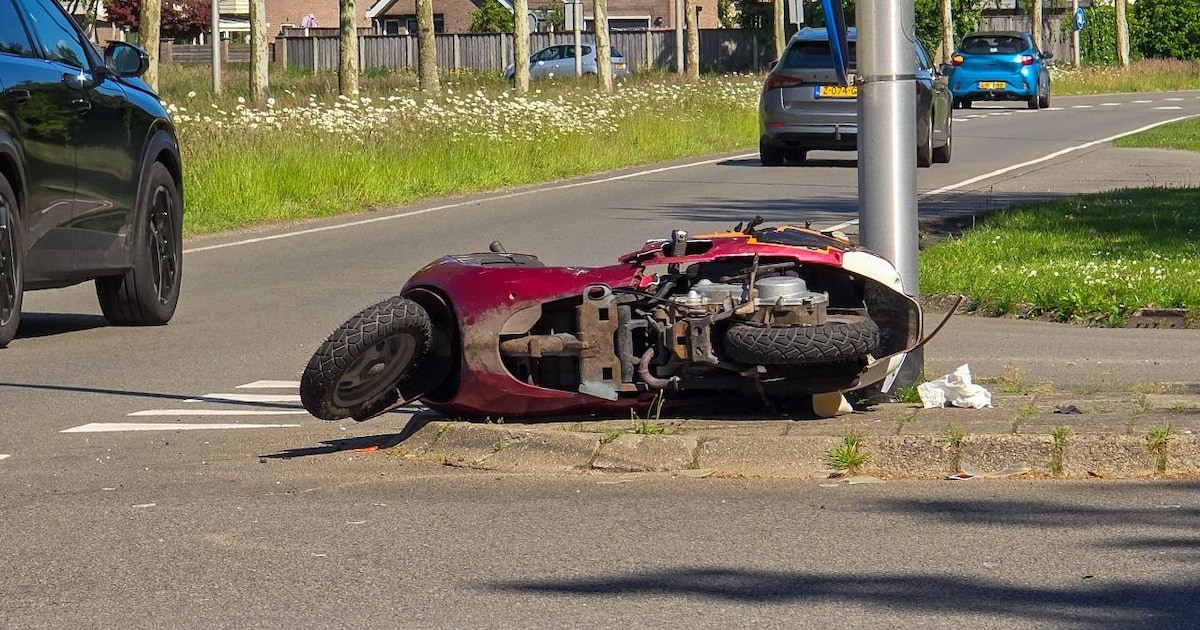 Scooterrijder met spoed naar ziekenhuis na aanrijding in Hengelo