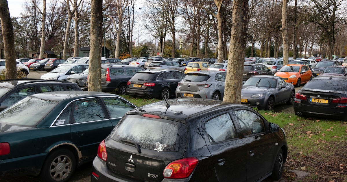 Sportpark Groenvliet in IJsselstein slibt elke zaterdag dicht: ‘Het is kruip-door-sluip-door’