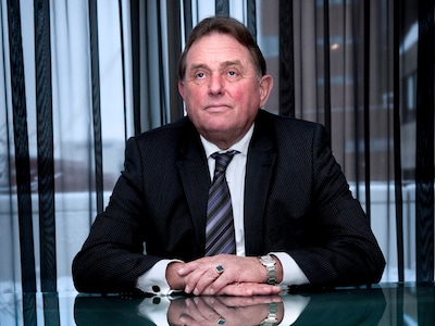 En wéér sleept Hans Vahstal de gemeente Amersfoort voor de rechter: wie is hij, en waar is hij op ui