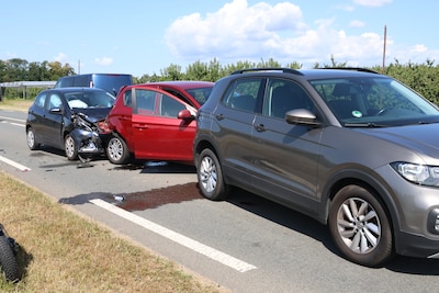 Ernstig ongeluk op N320: vijf auto’s knallen tegen elkaar, één wagen belandt in sloot