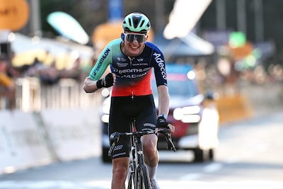 Seixas bekroont indrukwekkende solo met historische zege in Lombardije, Mollema zwaait af