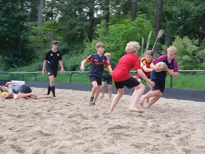 Kleine rugbyclub uit Apeldoorn opnieuw kansrijk op internationaal beachtoernooi