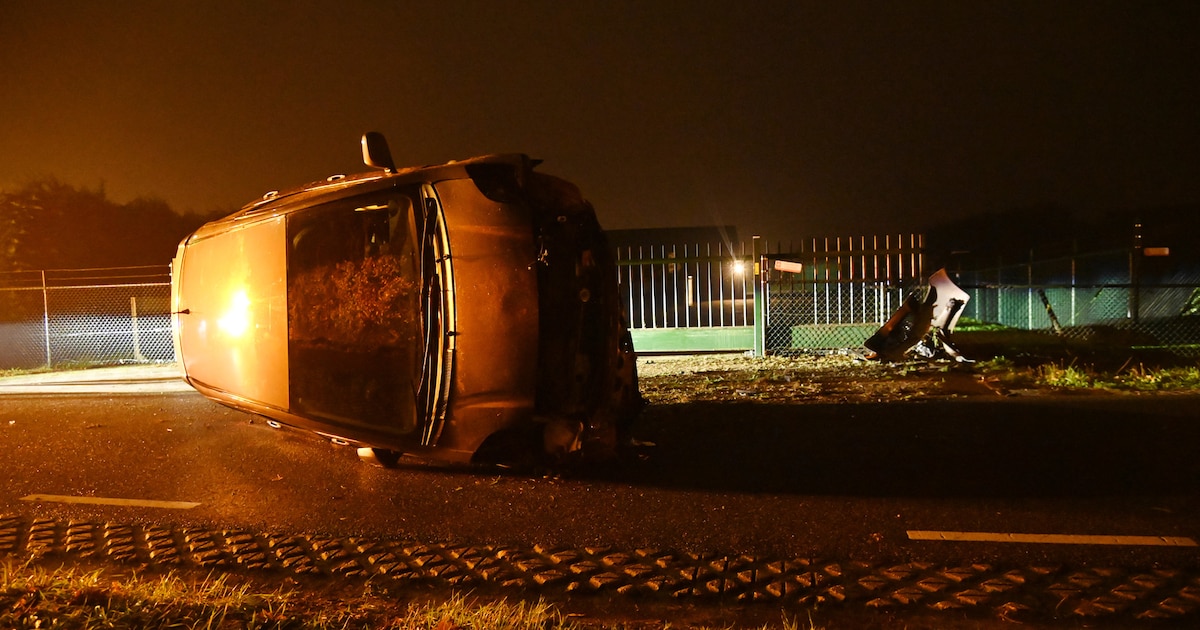 Automobilist rijdt sloot in en belandt schuin terug op de weg in Hoeven, bumper schiet los