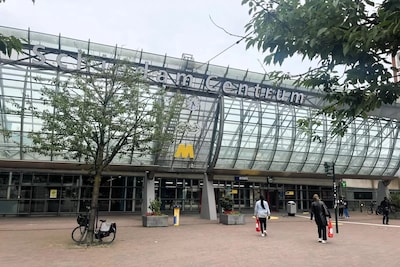 Twee messen en wikkel drugs gevonden bij controle van politie in Schiedam