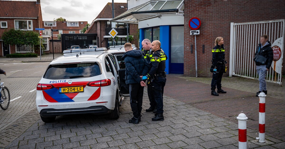 Jongen rookt joint op straat en wordt aangehouden wegens dealen ...