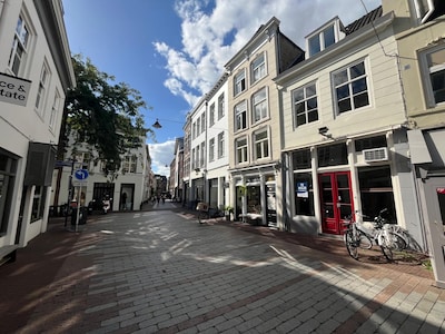 Anne (22) laat haar droom uitkomen met bloemenzaak in Bossche binnenstad: ‘De mooiste stad van Neder