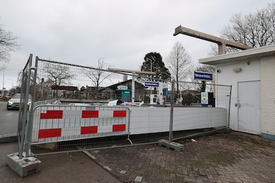 Ingestort dak van tankstation verwijderd, nog niet bekend wanneer tanken weer kan
