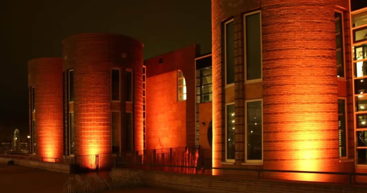 Gemeentehuis Castricum kleurt oranje tegen vrouwengeweld