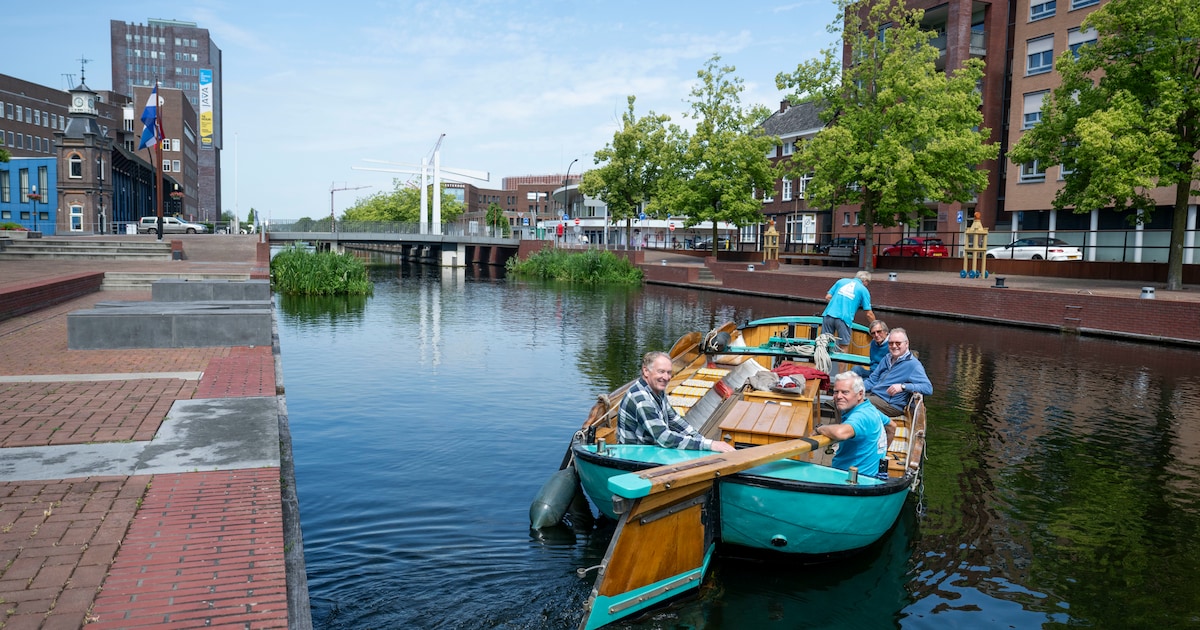 Zelfs de Almelose hangjongeren houden van de praam | Regio | AD.nl