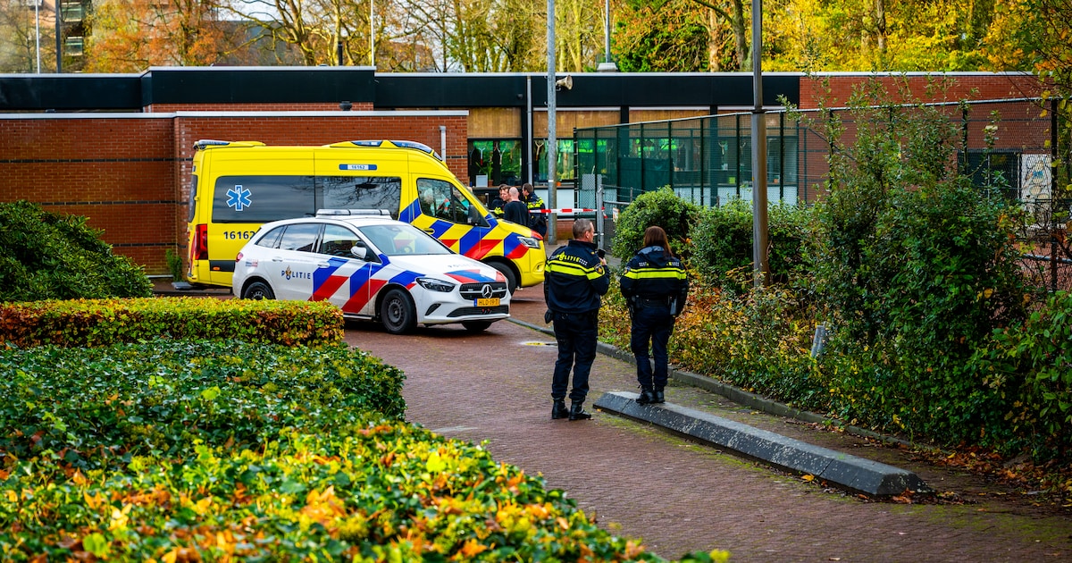 Overleden persoon aangetroffen bij tennisclub in Alphen: ‘Wat verschrikkelijk naar’