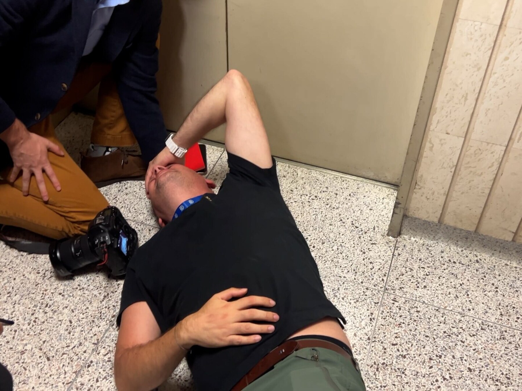 Journalisten omver geduwd door migratiepolitie ICE in New York