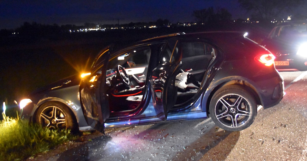 Automobilist raakt gewond na botsing tegen betonnen palen in Zuilichem, woning net niet geraakt