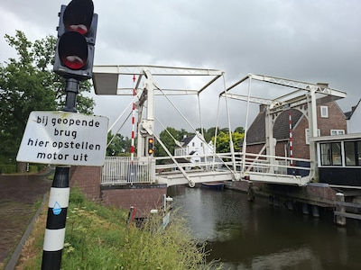 En wéér is de wereldberoemde Vechtbrug in Breukelen kapot; dit keer heeft een veertje het begeven