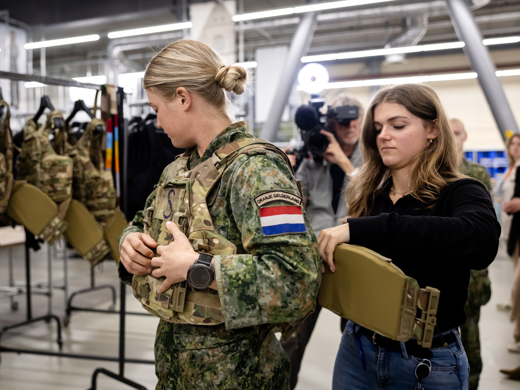 Vrouwelijke militairen krijgen nieuw scherfvest: ‘Mannen hebben geen borsten’