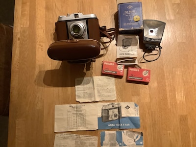 Annemieke geeft een oude camera weg, bijzondere hanger gevonden in Veldhoven