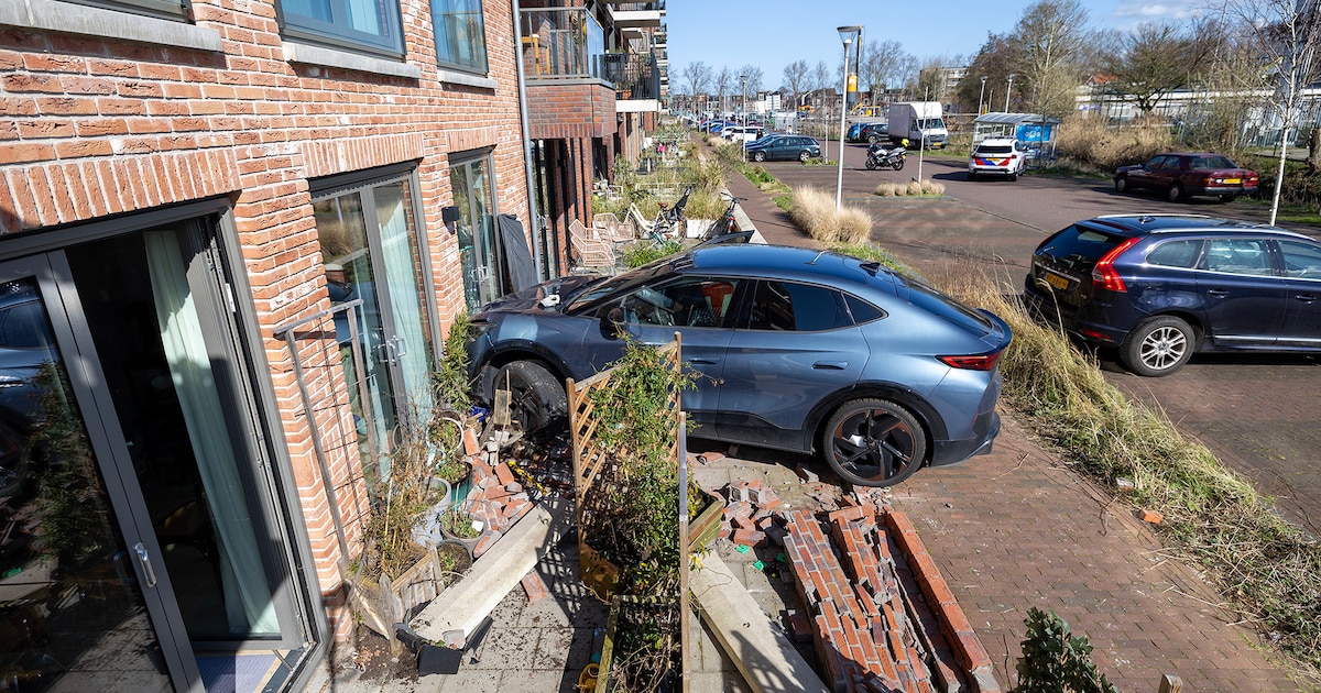 Bestuurder drukt op verkeerde pedaal en belandt in tuin aan de Lutherlaan in Haarlem