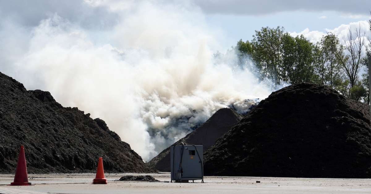 Grote brand in composthoop in Oosterhout zorgt voor veel rook richting A59