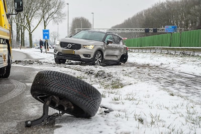 Auto verliest wiel na botsing op de Nieuwe Steeg in Zevenaar