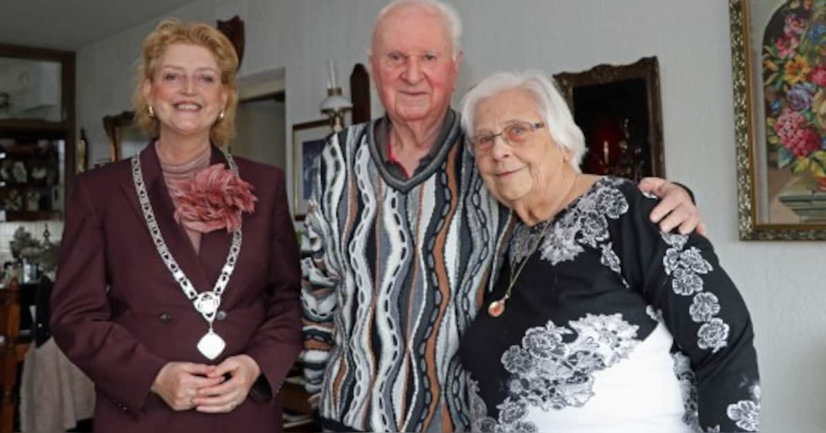 Burgemeester feliciteert echtpaar Kruikemeijer-Hille met briljanten huwelijk