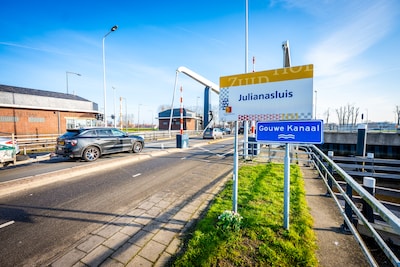 Binnenkort werkzaamheden aan de Julianasluis: CDA Zuid-Holland wil verkeersregelaars
