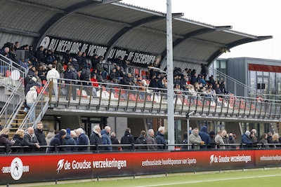 serie-afgekocht-adr-rotterdam-voetbal-sfeer-illustratie-tribune-veel-publiek-supporters-tijdens-de-wedstrijd-jong-sparta-katwijk-op-sportcomplex-nieuw-terbregge-foto-carla-vos-cor-vos-2025