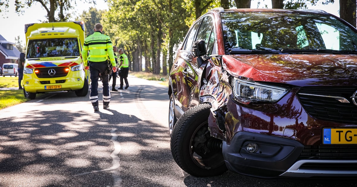 Auto en tractor botsen op Raadhuisweg in Oude Pekela