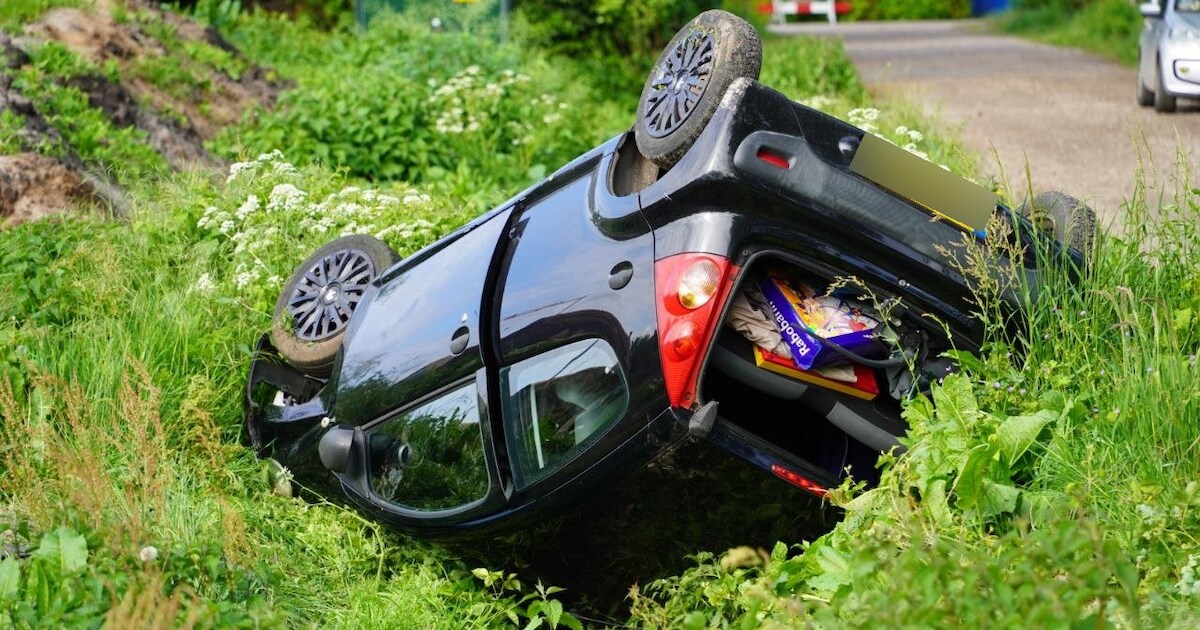 Auto op zijn kop in de sloot op de Molenweg in Staphorst