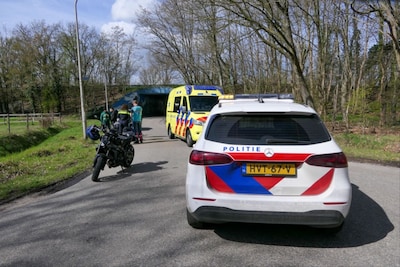 Motorrijder gaat onderuit en raakt gewond in Enschede