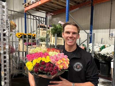 ‘Bloemenjongen’ Quinn (26) houdt rozenactie op Nationale Ouderendag: ‘Als bedankje voor harde werk’