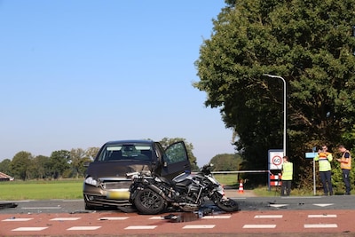 Ernstig ongeval tussen motorrijder en auto op N344 bij Holten
