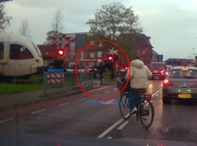 Schokkende beelden: fietser glipt nog snel het spoor over als de trein er al toeterend aankomt