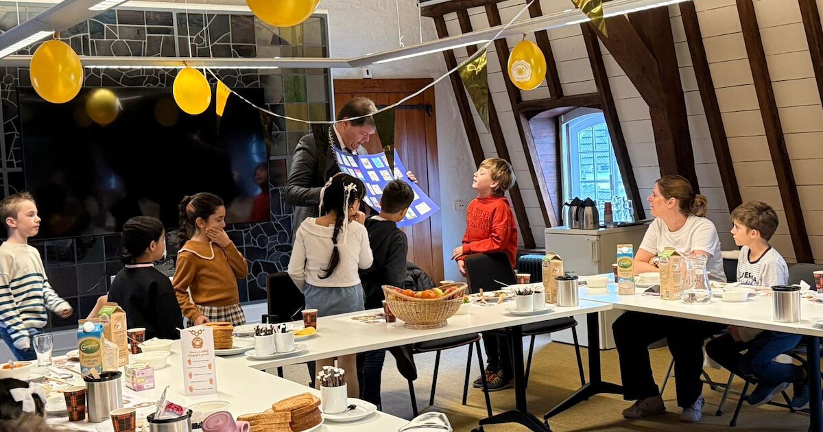 Leerlingen Basisschool de kleine Wereld ontbijten met burgemeester in Vaals