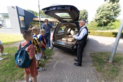 Scholieren staan oog in oog met begrafenisauto tijdens Roefeldag in Duiven: ‘Over rouw praten kinder