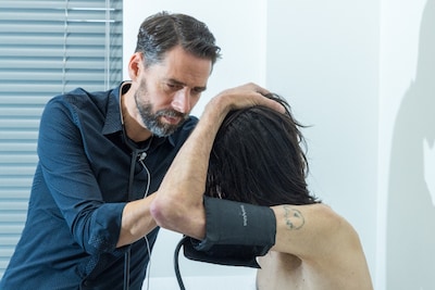 Komt een bijna blinde Pool bij Tilburgse straatdokter Rob: ‘Als ik hem zie, word ik droevig’
