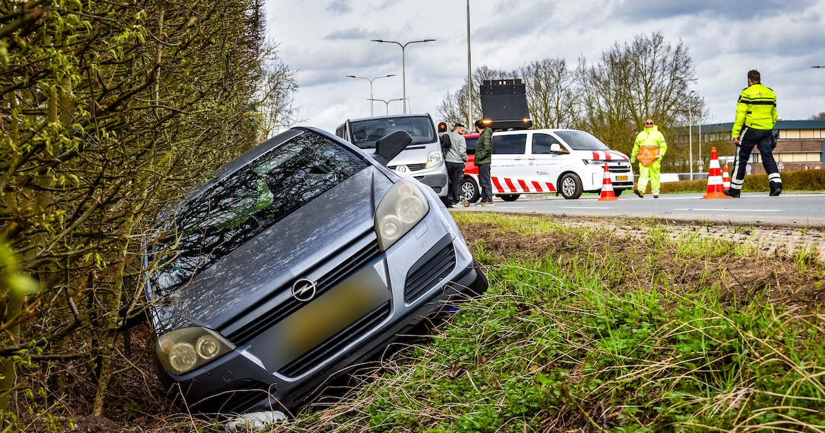 Auto raakt van N229 bij Odijk af