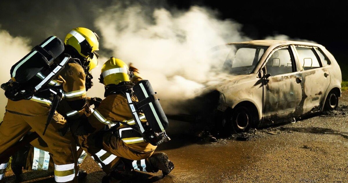 Auto met gestolen kentekenplaten in lichterlaaie in Haarsteeg