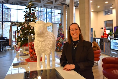 Brit moest stoppen met werken, nu gaat ze de stad door als 'De Veenfluencer'