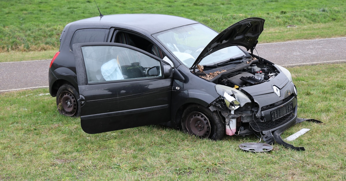 Auto onderaan talud na botsing op N446 bij Hoogmade