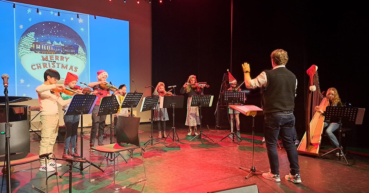 Muziekcursisten op het podium bij gratis concerten in Gouda