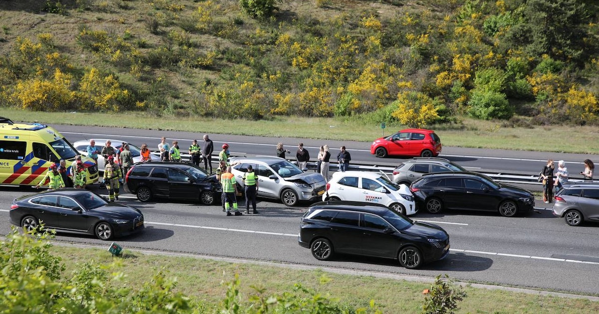 Meerdere auto’s botsen op elkaar bij Ugchelen, flinke file op A1 richting Apeldoorn
