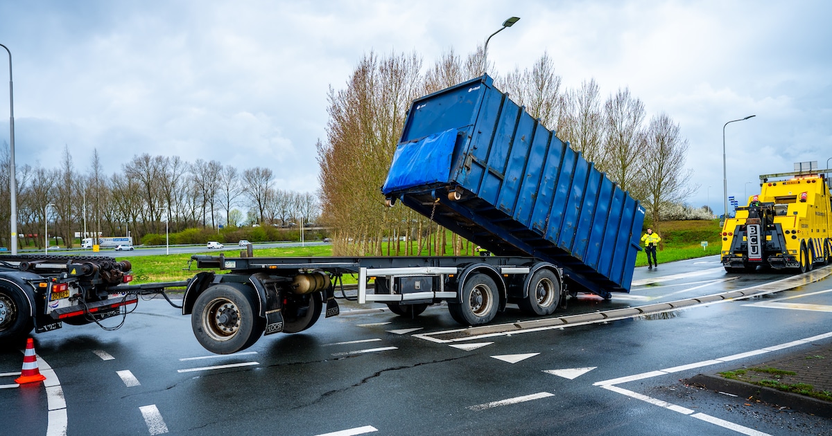 Container valt van trailer bij oprit A12 bij Reeuwijk, weg anderhalf uur lang dicht