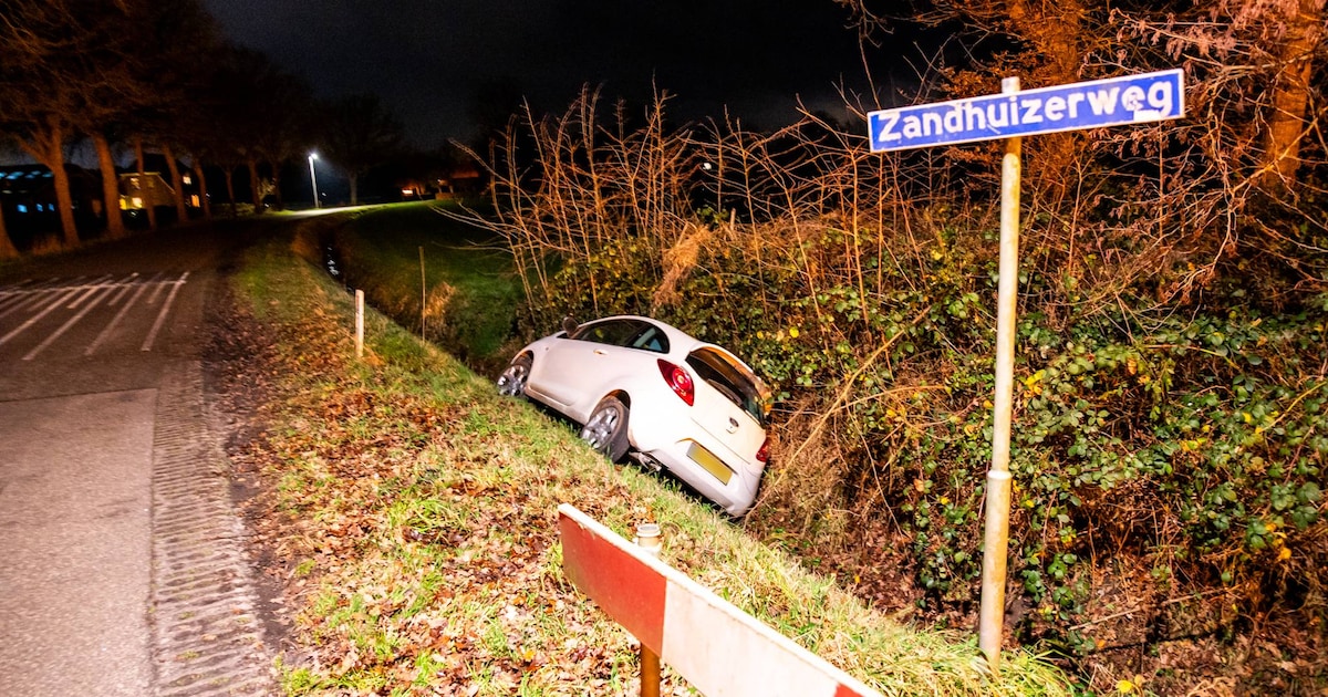 Auto belandt in greppel langs Zandhuizerweg in Zandhuizen, bestuurder vertrekt