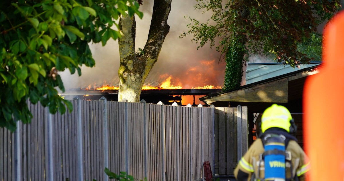 Uitslaande brand in schuur op Zuiderdracht in Oosterblokker