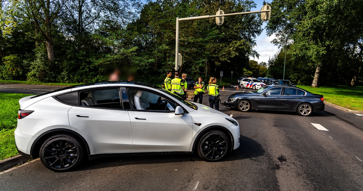 Twee auto's hard op elkaar gebotst in Maarssenbroek