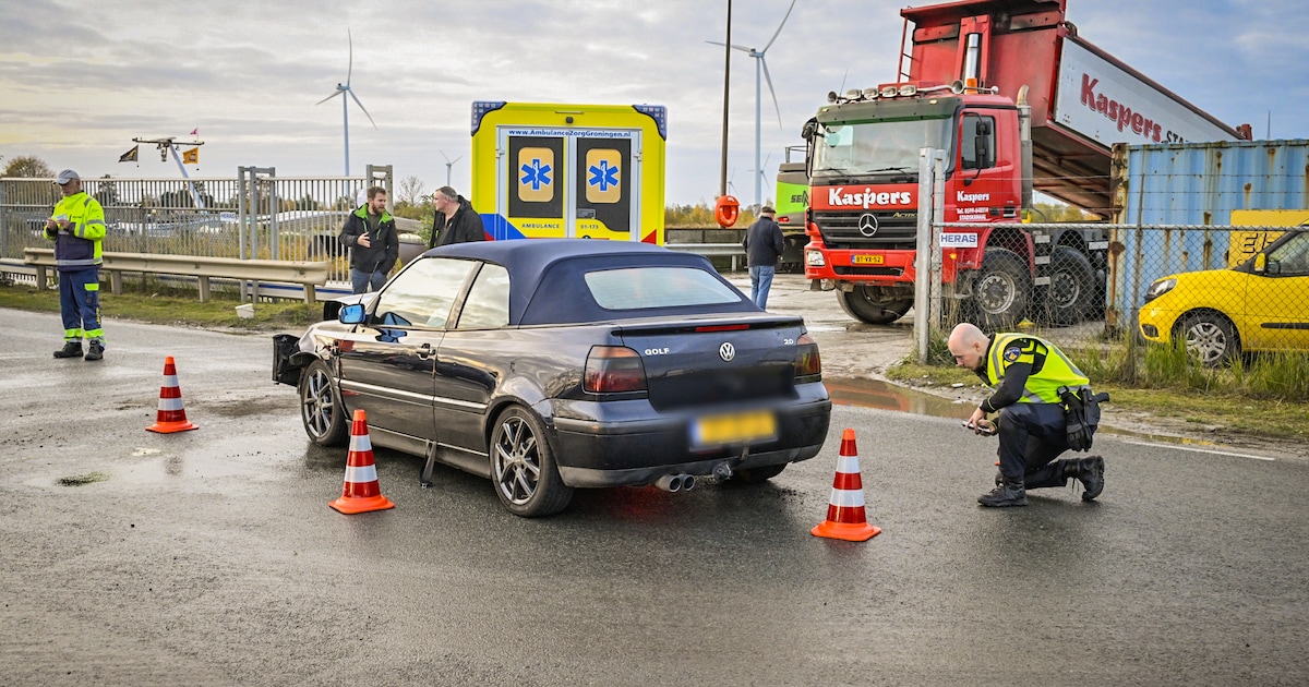 Automobilist botst tegen geparkeerde vrachtwagen in Farmsum