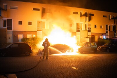 Metershoge vlammen verwoesten Mercedes in Rotterdam, twee andere auto’s beschadigd