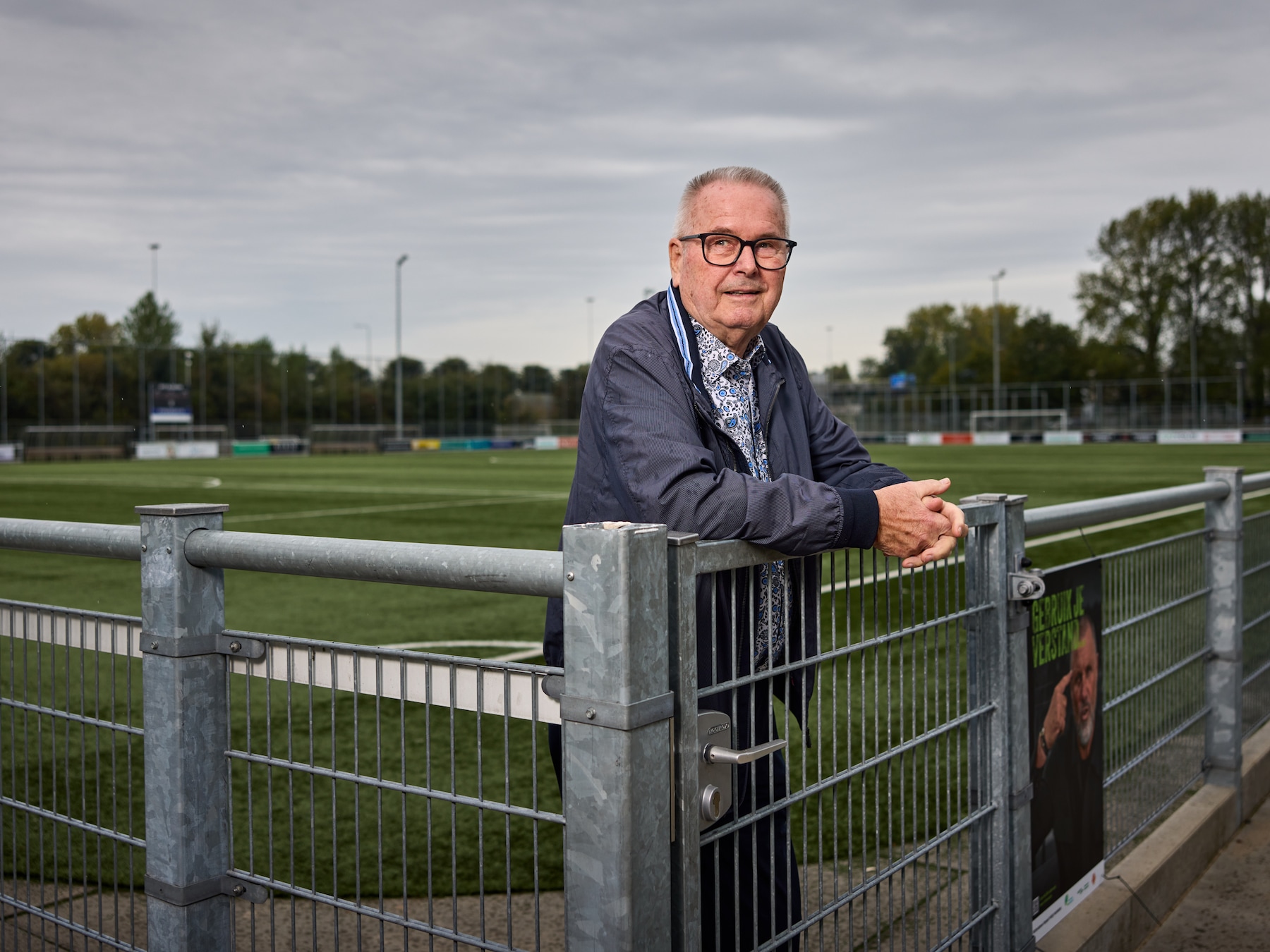 Leo (83) brengt zijn weekenden door langs de lijn: ‘Op de club vergeet je alle ellende’