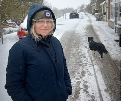 Wonen op het smalste stukje dijk tijdens sneeuwchaos? Gerdie lacht erom: ‘De lol is groter’