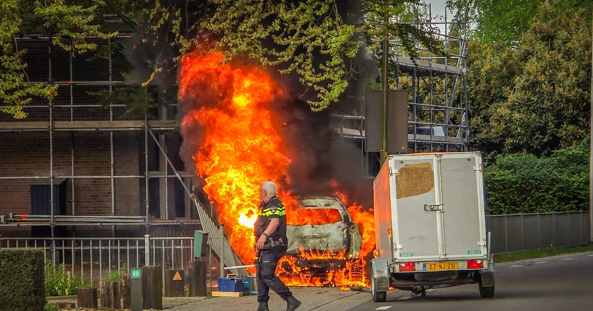 Bestuurder ontsnapt uit brandende auto na ongeval in Zelhem